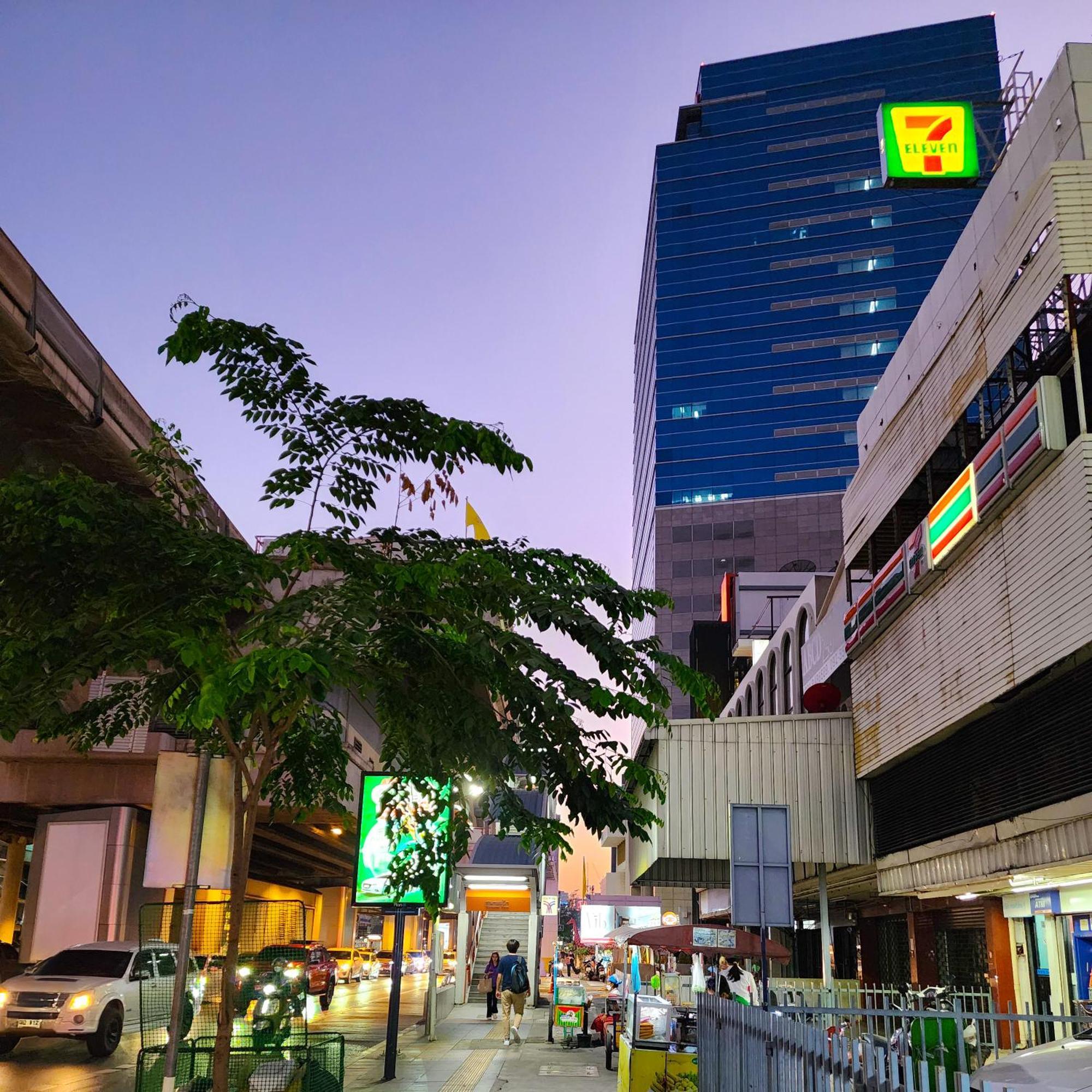 Vic 3 Bangkok Hotel Ngoại thất bức ảnh