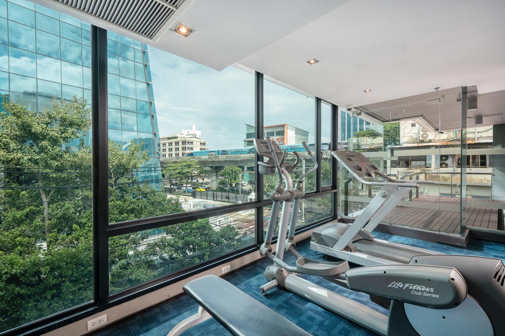 Vic 3 Bangkok Hotel Ngoại thất bức ảnh