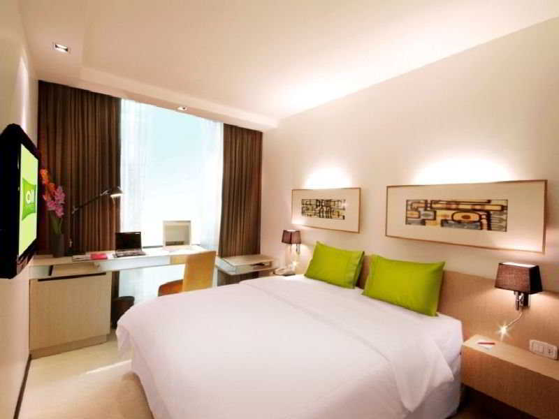 Vic 3 Bangkok Hotel Ngoại thất bức ảnh