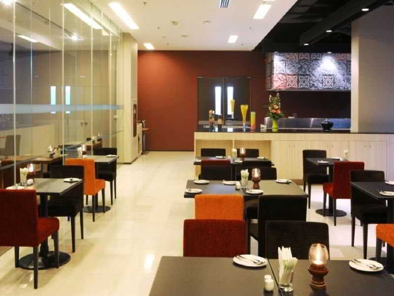 Vic 3 Bangkok Hotel Ngoại thất bức ảnh